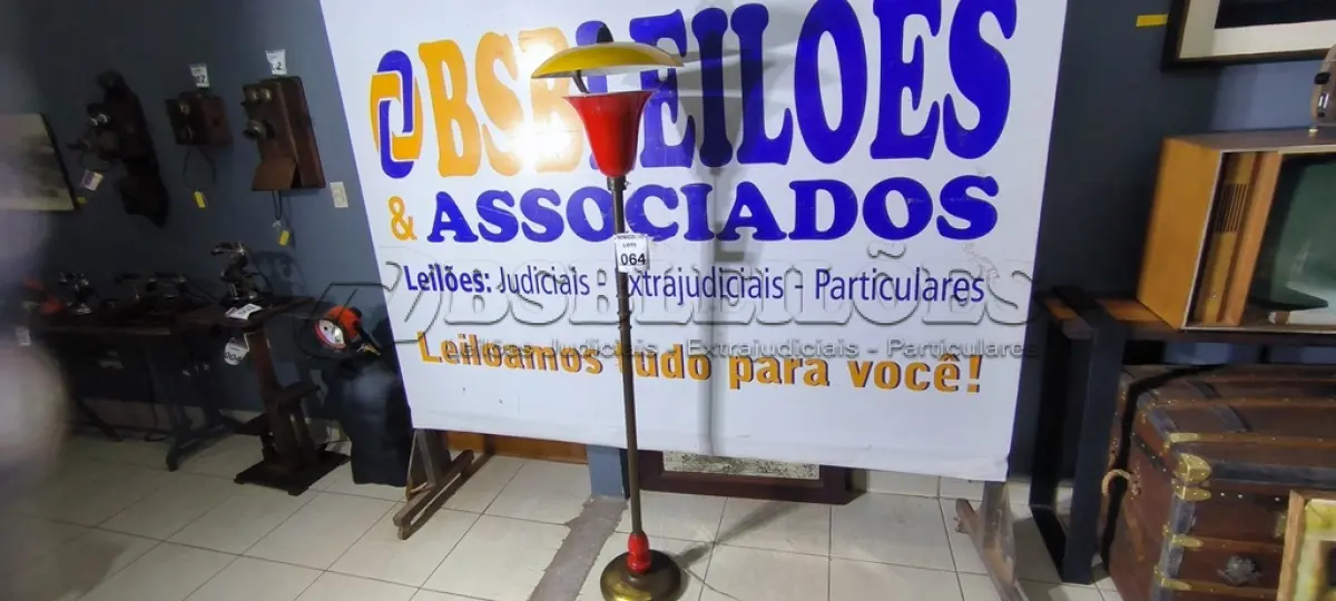LOTE 064 - 01 LUMINARIA INDUSTRIAL VERMELHA. PEÇA UPCYCLING - PRODUZIDA NO BOM E VELHO (NO ESTADO)