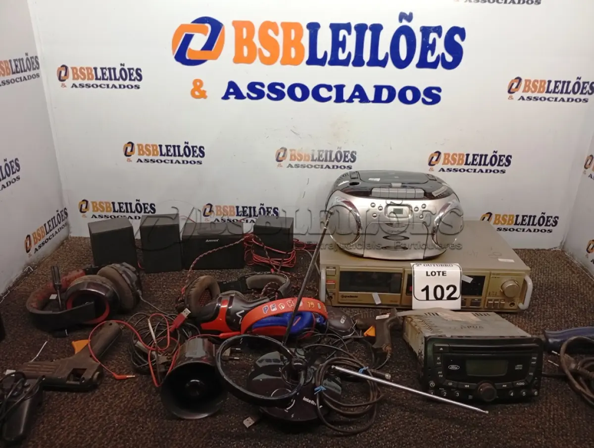 LOTE 102 - 01 TOCA-FITAS, 01 MICRO SYSTEM, 01 SOM AUTOMOTIVO E MATERIAIS DIVERSOS. (NO ESTADO) ATENÇÃO! FAZER A VISITAÇÃO ANTES DE ARREMATAR, NÃO SABEMOS SE FUNCIONA. LEILÃO NÃO TEM GARANTIA E NEM DEVOLUÇÃO, SUJEITO A POSSÍVEIS AVARIAS VISÍVEIS/OCULTAS E/OU AUSÊNCIA DE COMPONENTES.