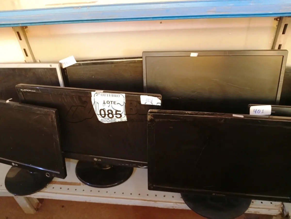 LOTE 085 - 10 MONITORES LCD MARCAS E MODELOS DIVERSOS. (NO ESTADO) ATENÇÃO! FAZER A VISITAÇÃO ANTES DE ARREMATAR, NÃO SABEMOS SE FUNCIONA. LEILÃO NÃO TEM GARANTIA E NEM DEVOLUÇÃO, SUJEITO A POSSÍVEIS AVARIAS VISÍVEIS/OCULTAS E/OU AUSÊNCIA DE COMPONENTES.