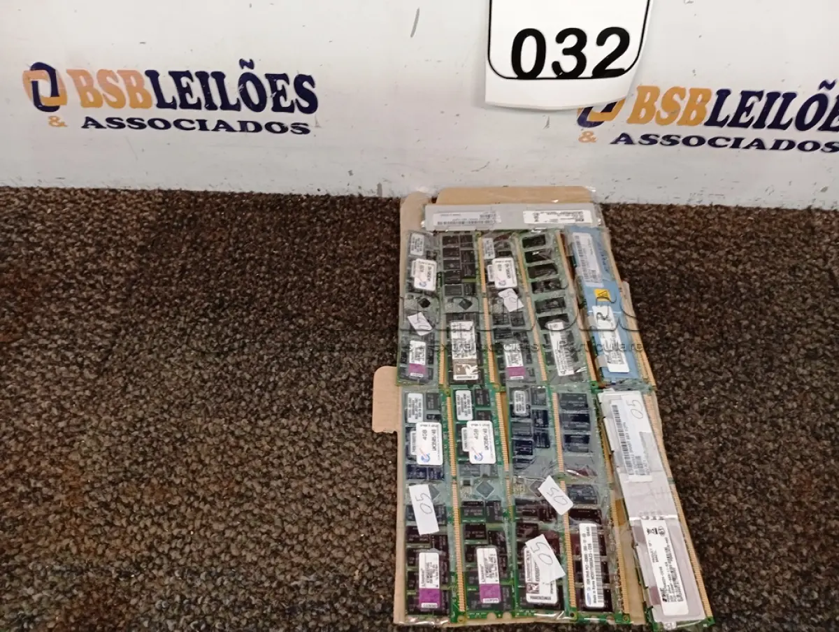 LOTE 032 - 13 MEMORIAS 4GB PARA SERVIDORES. (NO ESTADO) ATENÇÃO! FAZER A VISITAÇÃO ANTES DE ARREMATAR, NÃO SABEMOS SE FUNCIONA. LEILÃO NÃO TEM GARANTIA E NEM DEVOLUÇÃO, SUJEITO A POSSÍVEIS AVARIAS VISÍVEIS/OCULTAS E/OU AUSÊNCIA DE COMPONENTES.