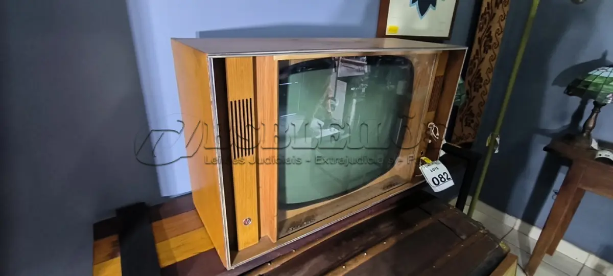LOTE 082 - 01 TV PHILCO 3D MADEIRA. (NO ESTADO)