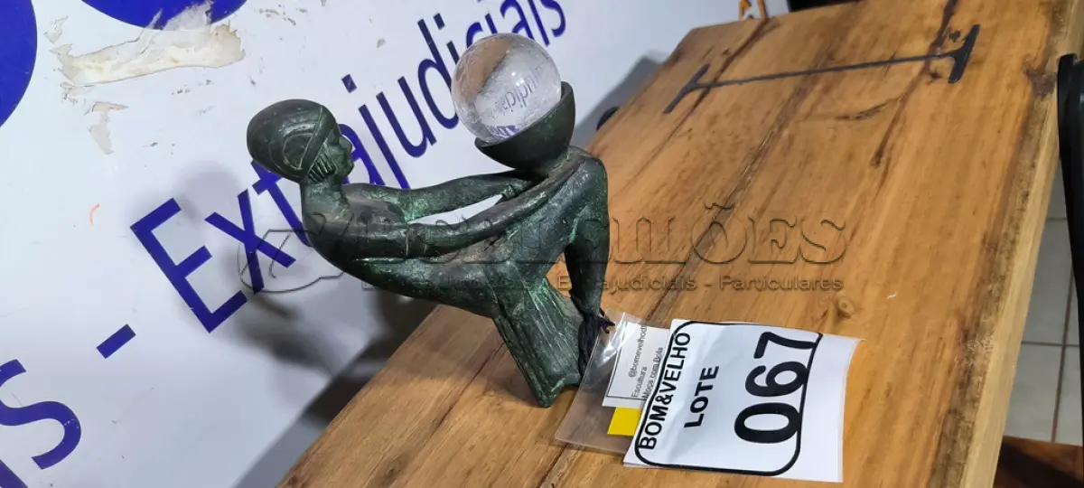 LOTE 067 - 01 ESCULTURA MOÇA COM BOLA. (NO ESTADO)
