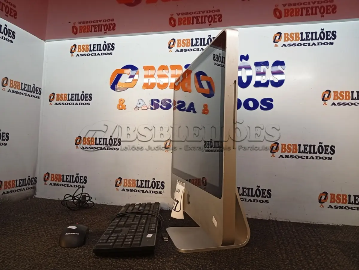 LOTE 007 - 01 IMAC COM TECLADO E MOUSE. (NO ESTADO) ATENÇÃO! FAZER A VISITAÇÃO ANTES DE ARREMATAR, NÃO SABEMOS SE FUNCIONA. LEILÃO NÃO TEM GARANTIA E NEM DEVOLUÇÃO, SUJEITO A POSSÍVEIS AVARIAS VISÍVEIS/OCULTAS E/OU AUSÊNCIA DE COMPONENTES.