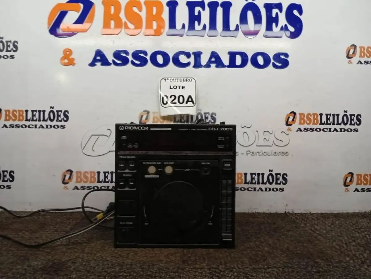 LOTE 020 - 01 CDJ PIONEER MODELO 700S 110V. (NO ESTADO) ATENÇÃO! FAZER A VISITAÇÃO ANTES DE ARREMATAR, NÃO SABEMOS SE FUNCIONA. LEILÃO NÃO TEM GARANTIA E NEM DEVOLUÇÃO, SUJEITO A POSSÍVEIS AVARIAS VISÍVEIS/OCULTAS E/OU AUSÊNCIA DE COMPONENTES.