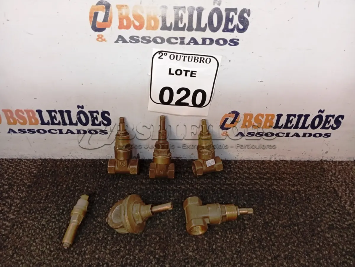 LOTE 020 - 04 REGISTROS PARA BANHEIRO DIVERSOS. (NO ESTADO) ATENÇÃO! FAZER A VISITAÇÃO ANTES DE ARREMATAR, NÃO SABEMOS SE FUNCIONA. LEILÃO NÃO TEM GARANTIA E NEM DEVOLUÇÃO, SUJEITO A POSSÍVEIS AVARIAS VISÍVEIS/OCULTAS E/OU AUSÊNCIA DE COMPONENTES.