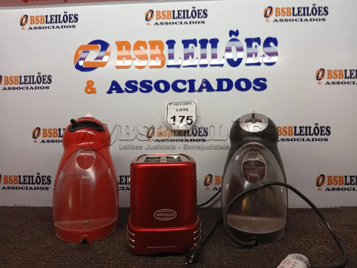 LOTE 175 - 02 CAFETEIRAS DOLCE GUSTO E 01 TORRADEIRA. (NO ESTADO) ATENÇÃO! FAZER A VISITAÇÃO ANTES DE ARREMATAR, NÃO SABEMOS SE FUNCIONA. LEILÃO NÃO TEM GARANTIA E NEM DEVOLUÇÃO, SUJEITO A POSSÍVEIS AVARIAS VISÍVEIS/OCULTAS E/OU AUSÊNCIA DE COMPONENTES.