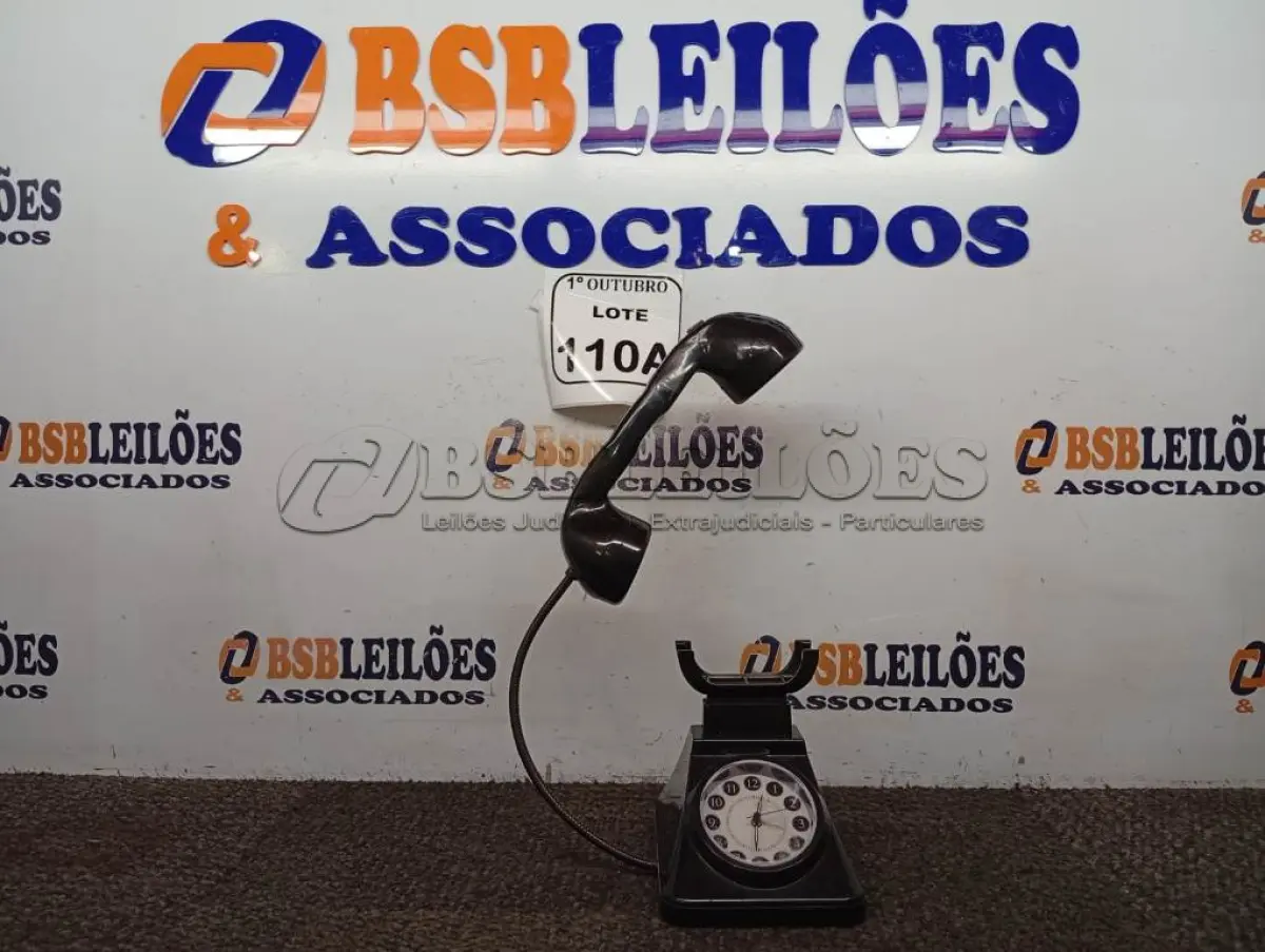 LOTE 110 - 01 LUMINÁRIA/ DESPERTADOR EM FORMATO POR TELEFONE ANTIGO. (NO ESTADO) ATENÇÃO! FAZER A VISITAÇÃO ANTES DE ARREMATAR, NÃO SABEMOS SE FUNCIONA. LEILÃO NÃO TEM GARANTIA E NEM DEVOLUÇÃO, SUJEITO A POSSÍVEIS AVARIAS VISÍVEIS/OCULTAS E/OU AUSÊNCIA DE COMPONENTES.