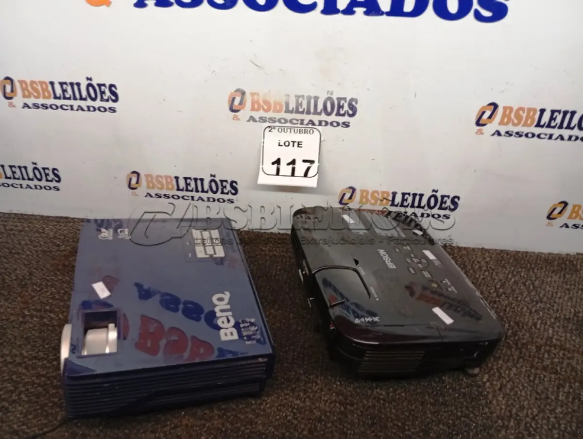 LOTE 117 - 02 PROJETORES MULTIMIDIA MARCA EPSON E BENQ. (NO ESTADO) ATENÇÃO! FAZER A VISITAÇÃO ANTES DE ARREMATAR, NÃO SABEMOS SE FUNCIONA. LEILÃO NÃO TEM GARANTIA E NEM DEVOLUÇÃO, SUJEITO A POSSÍVEIS AVARIAS VISÍVEIS/OCULTAS E/OU AUSÊNCIA DE COMPONENTES.