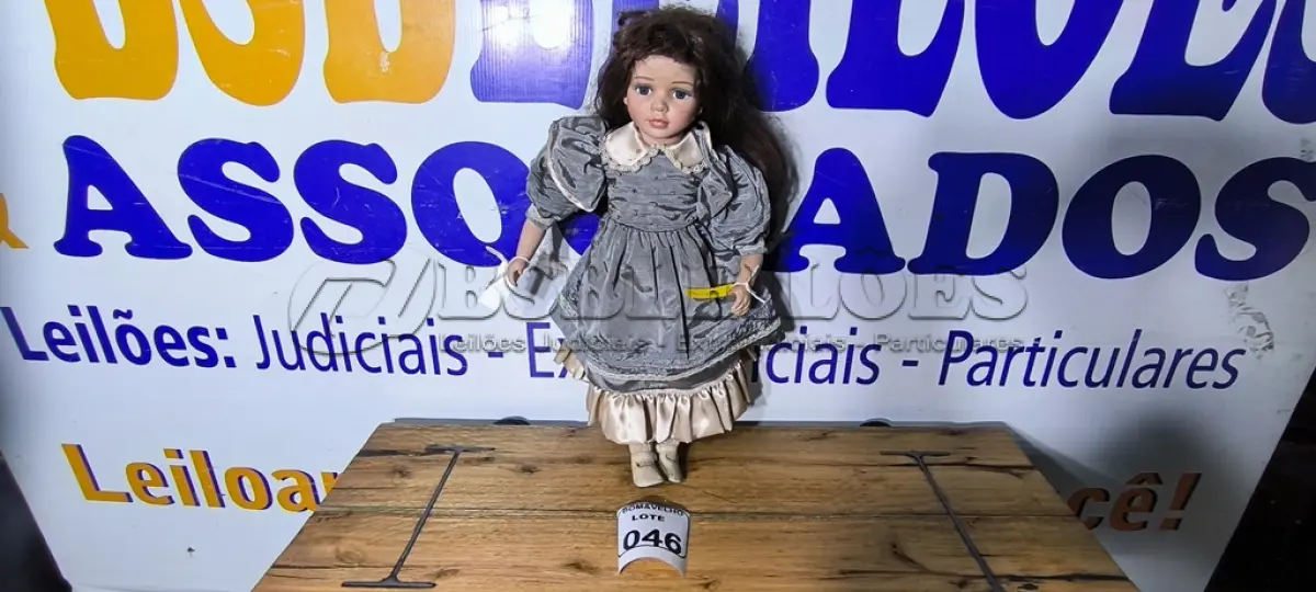LOTE 046 - 01 BONECA DE PORCELANA. (NO ESTADO)