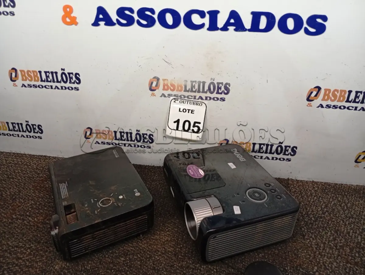 LOTE 105 - 02 PROJETORES MULTIMIDIA MARCAS BENQ E LG. (NO ESTADO) ATENÇÃO! FAZER A VISITAÇÃO ANTES DE ARREMATAR, NÃO SABEMOS SE FUNCIONA. LEILÃO NÃO TEM GARANTIA E NEM DEVOLUÇÃO, SUJEITO A POSSÍVEIS AVARIAS VISÍVEIS/OCULTAS E/OU AUSÊNCIA DE COMPONENTES.