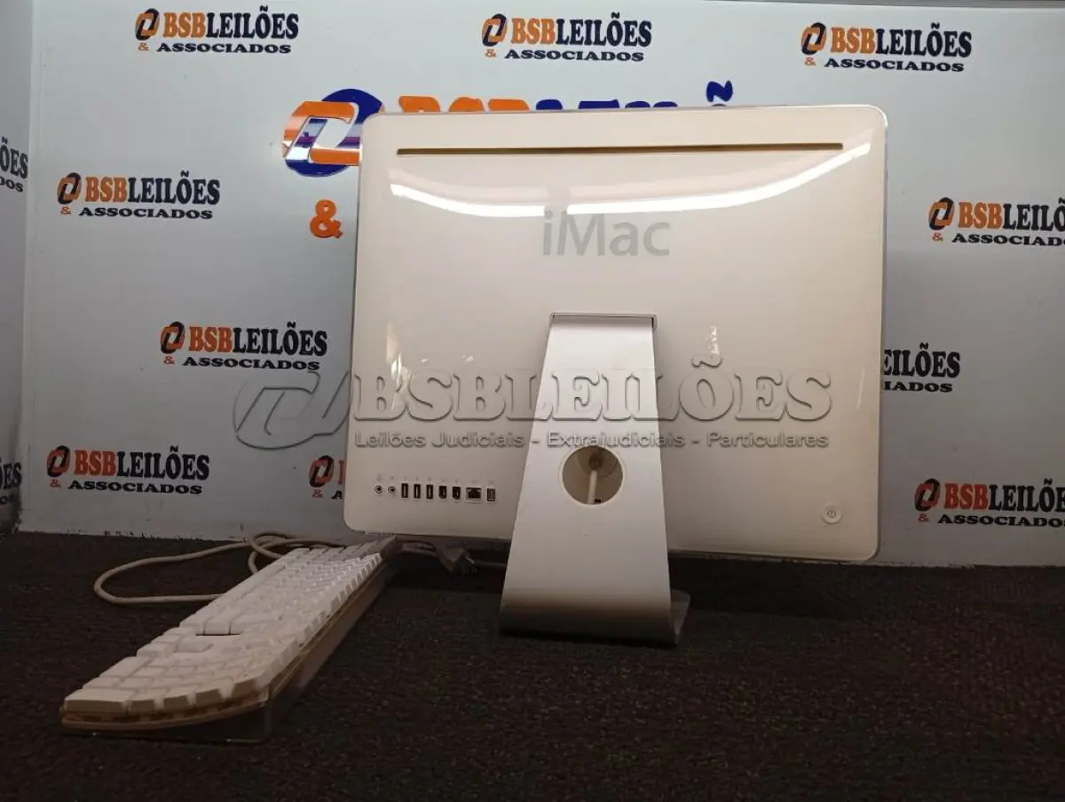 LOTE 040 - 01 IMAC E 01 TECLADO. (NO ESTADO) ATENÇÃO! FAZER A VISITAÇÃO ANTES DE ARREMATAR, NÃO SABEMOS SE FUNCIONA. LEILÃO NÃO TEM GARANTIA E NEM DEVOLUÇÃO, SUJEITO A POSSÍVEIS AVARIAS VISÍVEIS/OCULTAS E/OU AUSÊNCIA DE COMPONENTES.