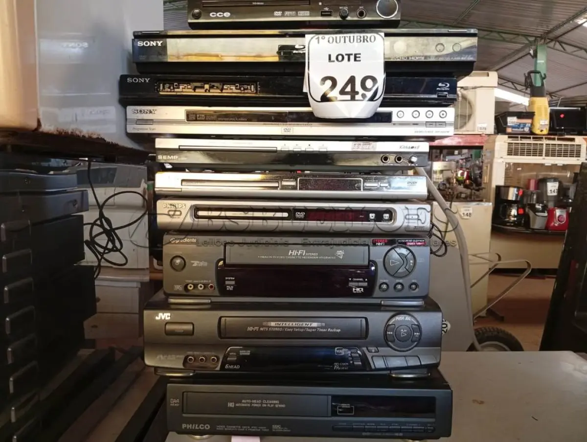 LOTE 249 - 07 APARELHOS DE DVD E 03 VÍDEOS CASSETE. (NO ESTADO) ATENÇÃO! FAZER A VISITAÇÃO ANTES DE ARREMATAR, NÃO SABEMOS SE FUNCIONA. LEILÃO NÃO TEM GARANTIA E NEM DEVOLUÇÃO, SUJEITO A POSSÍVEIS AVARIAS VISÍVEIS/OCULTAS E/OU AUSÊNCIA DE COMPONENTES.