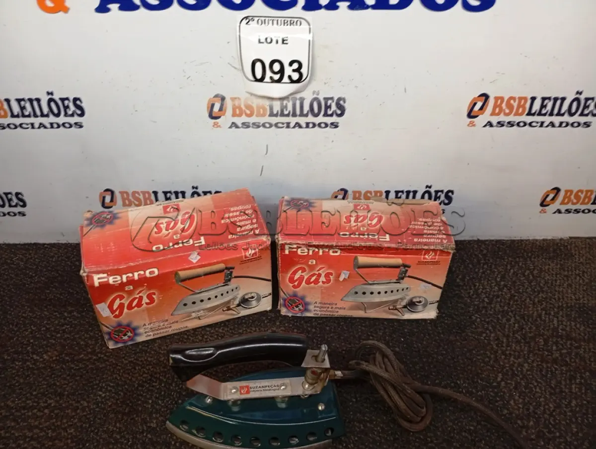 LOTE 093 - 03 FERROS DE PASSAR ROUPAS A GÁS. (NO ESTADO) ATENÇÃO! FAZER A VISITAÇÃO ANTES DE ARREMATAR, NÃO SABEMOS SE FUNCIONA. LEILÃO NÃO TEM GARANTIA E NEM DEVOLUÇÃO, SUJEITO A POSSÍVEIS AVARIAS VISÍVEIS/OCULTAS E/OU AUSÊNCIA DE COMPONENTES.