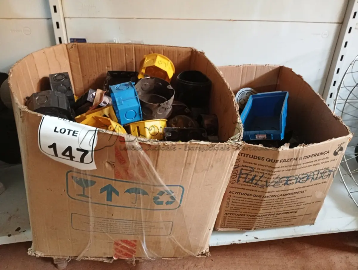 LOTE 147 - 01 LOTE COM DIVERSAS CAIXAS DE LUZ DE FERRO E PLÁSTICO. (NO ESTADO) ATENÇÃO! FAZER A VISITAÇÃO ANTES DE ARREMATAR, NÃO SABEMOS SE FUNCIONA. LEILÃO NÃO TEM GARANTIA E NEM DEVOLUÇÃO, SUJEITO A POSSÍVEIS AVARIAS VISÍVEIS/OCULTAS E/OU AUSÊNCIA DE COMPONENTES.