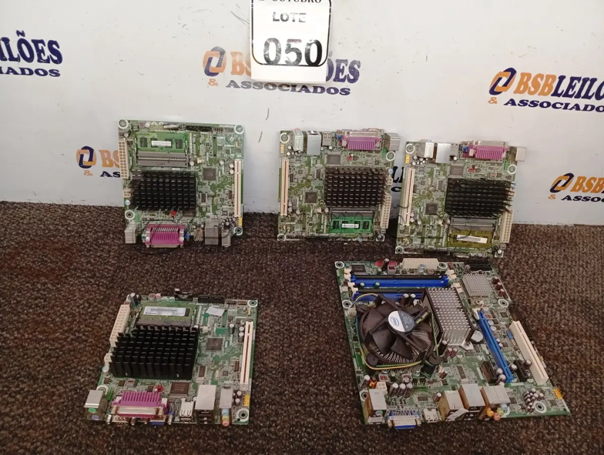 LOTE 050 - 05 PLACAS-MÃE DIVERSAS. (NO ESTADO) ATENÇÃO! FAZER A VISITAÇÃO ANTES DE ARREMATAR, NÃO SABEMOS SE FUNCIONA. LEILÃO NÃO TEM GARANTIA E NEM DEVOLUÇÃO, SUJEITO A POSSÍVEIS AVARIAS VISÍVEIS/OCULTAS E/OU AUSÊNCIA DE COMPONENTES.