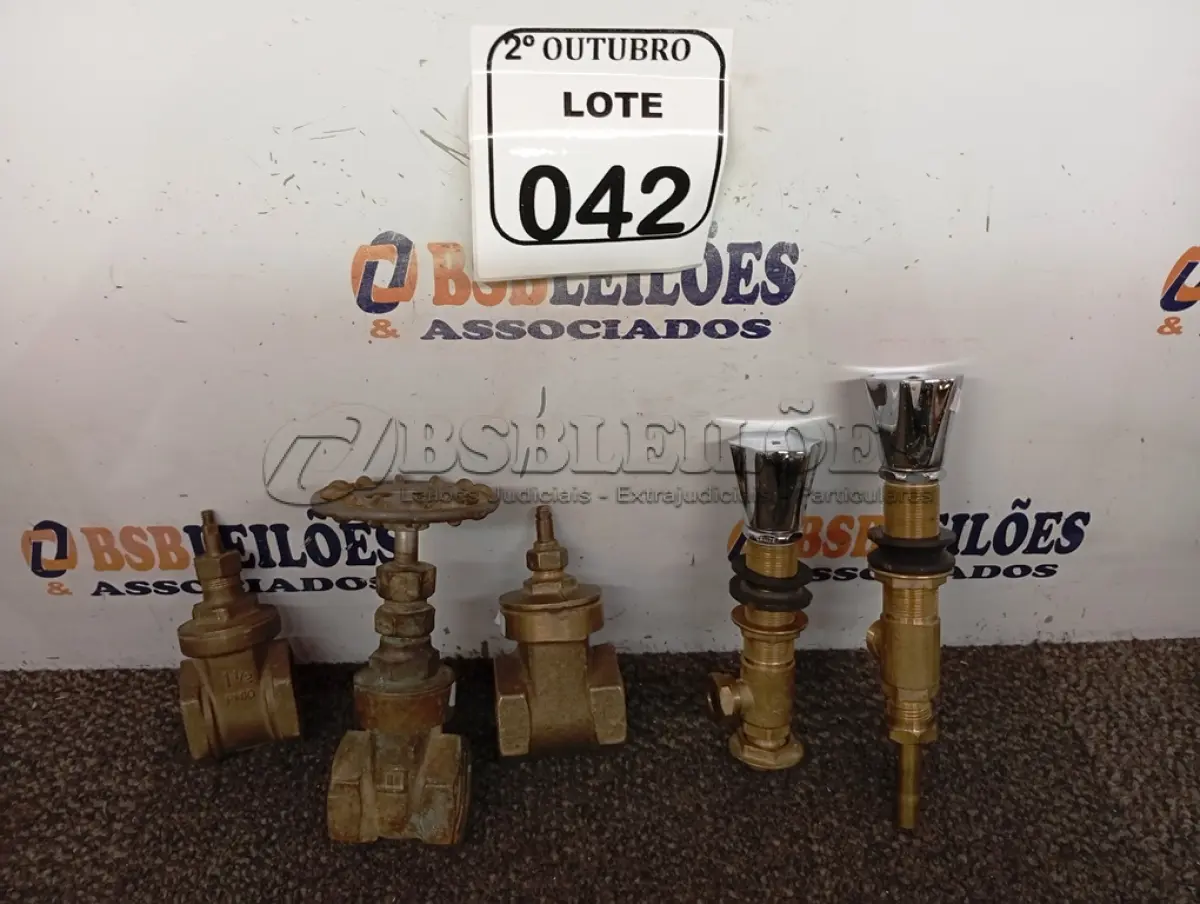 LOTE 042 - 05 REGISTROS PARA BANHEIRO. (NO ESTADO) ATENÇÃO! FAZER A VISITAÇÃO ANTES DE ARREMATAR, NÃO SABEMOS SE FUNCIONA. LEILÃO NÃO TEM GARANTIA E NEM DEVOLUÇÃO, SUJEITO A POSSÍVEIS AVARIAS VISÍVEIS/OCULTAS E/OU AUSÊNCIA DE COMPONENTES.