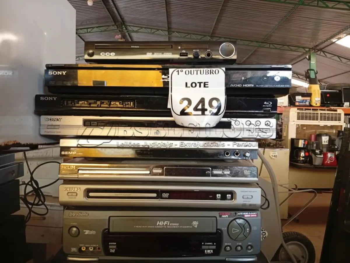 LOTE 249 - 07 APARELHOS DE DVD E 03 VÍDEOS CASSETE. (NO ESTADO) ATENÇÃO! FAZER A VISITAÇÃO ANTES DE ARREMATAR, NÃO SABEMOS SE FUNCIONA. LEILÃO NÃO TEM GARANTIA E NEM DEVOLUÇÃO, SUJEITO A POSSÍVEIS AVARIAS VISÍVEIS/OCULTAS E/OU AUSÊNCIA DE COMPONENTES.