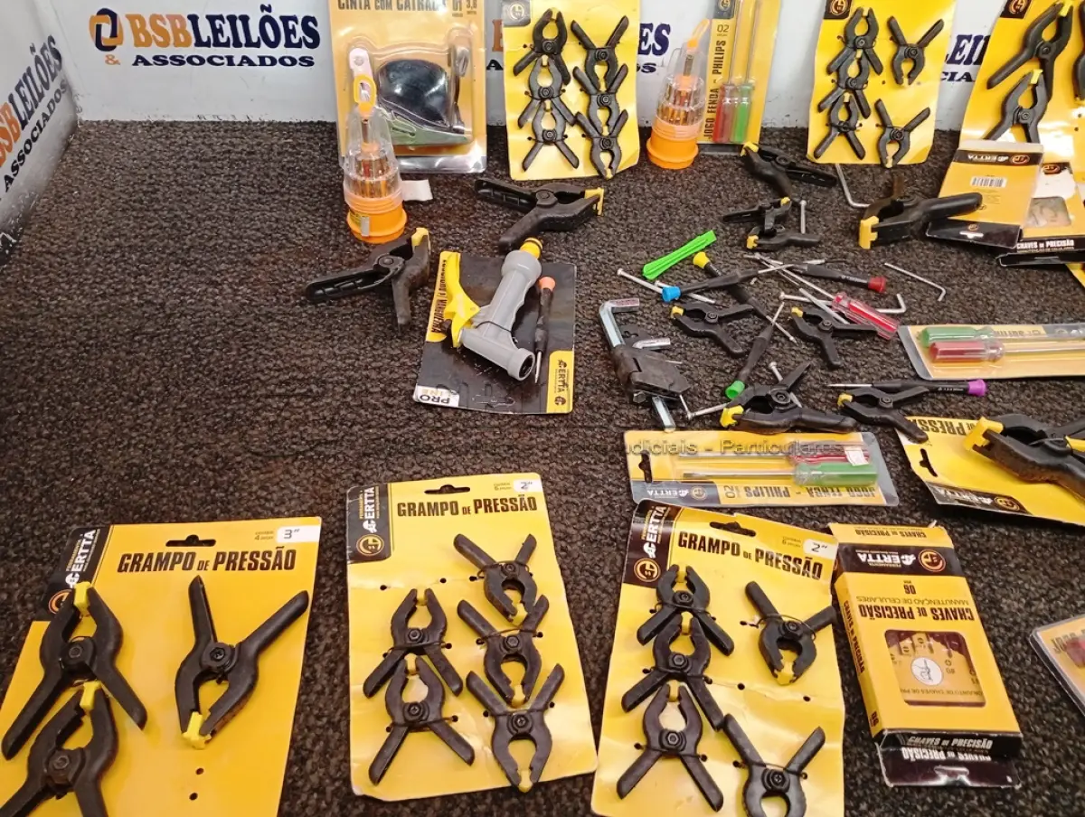 LOTE 054 - 01 LOTE COM DIVERSAS FERRAMENTAS. (NO ESTADO) ATENÇÃO! FAZER A VISITAÇÃO ANTES DE ARREMATAR, NÃO SABEMOS SE FUNCIONA. LEILÃO NÃO TEM GARANTIA E NEM DEVOLUÇÃO, SUJEITO A POSSÍVEIS AVARIAS VISÍVEIS/OCULTAS E/OU AUSÊNCIA DE COMPONENTES.