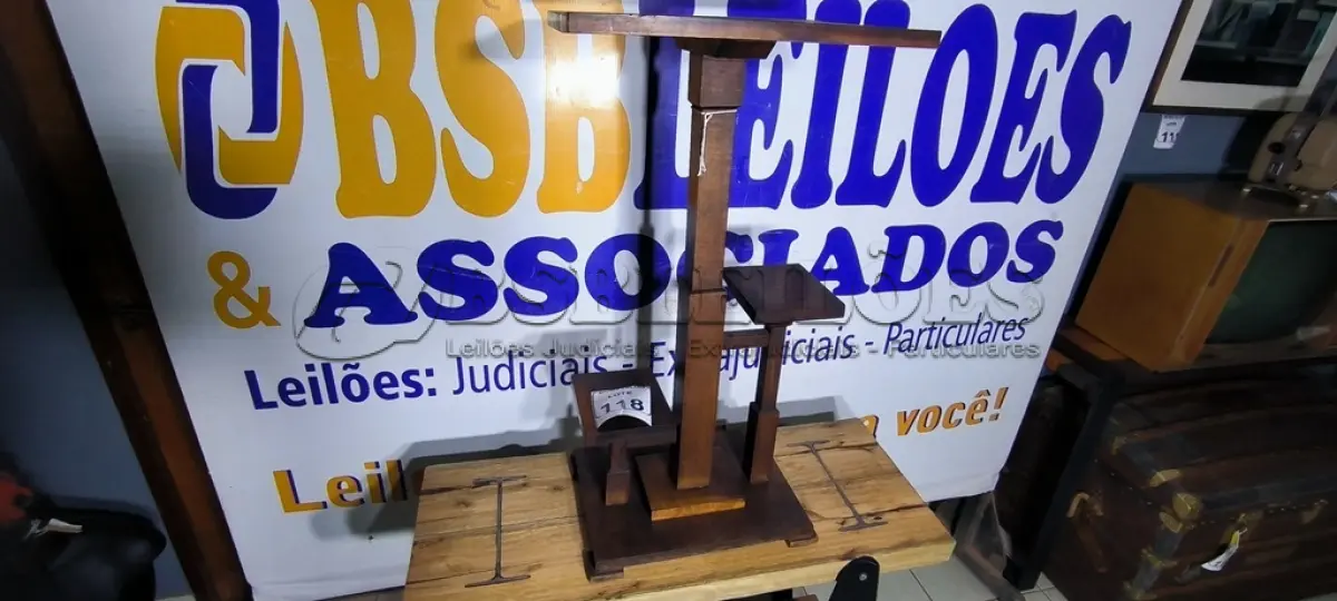 LOTE 118 - 01 MESA DE CANTO ART DECO. (NO ESTADO)