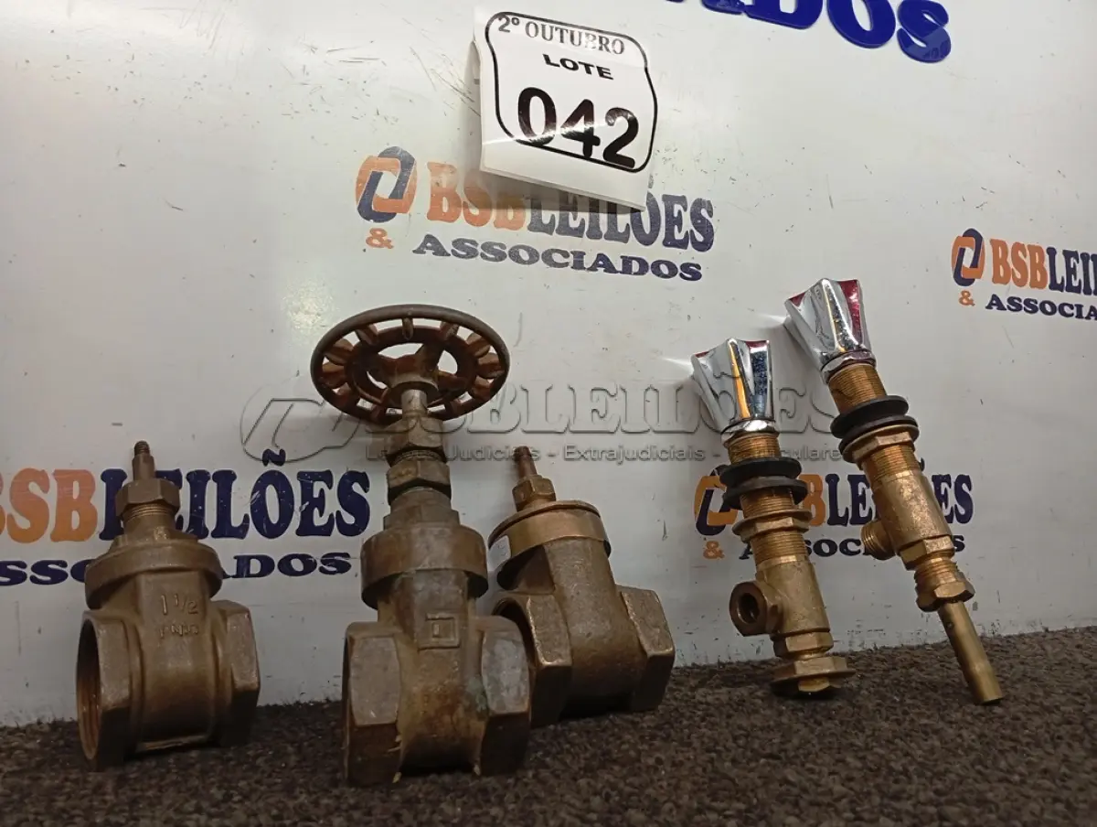 LOTE 042 - 05 REGISTROS PARA BANHEIRO. (NO ESTADO) ATENÇÃO! FAZER A VISITAÇÃO ANTES DE ARREMATAR, NÃO SABEMOS SE FUNCIONA. LEILÃO NÃO TEM GARANTIA E NEM DEVOLUÇÃO, SUJEITO A POSSÍVEIS AVARIAS VISÍVEIS/OCULTAS E/OU AUSÊNCIA DE COMPONENTES.