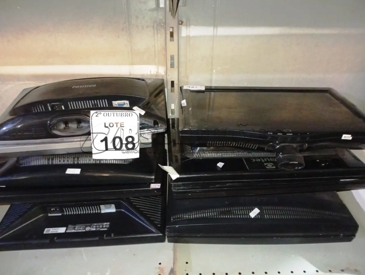 LOTE 108 - 10 MONITORES LCD MARCAS E MODELOS DIVERSOS. (NO ESTADO) ATENÇÃO! FAZER A VISITAÇÃO ANTES DE ARREMATAR, NÃO SABEMOS SE FUNCIONA. LEILÃO NÃO TEM GARANTIA E NEM DEVOLUÇÃO, SUJEITO A POSSÍVEIS AVARIAS VISÍVEIS/OCULTAS E/OU AUSÊNCIA DE COMPONENTES.