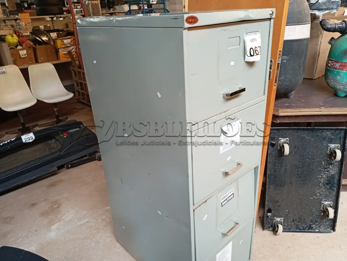 LOTE 067 - 01 ARQUIVO DE AÇO 04 GAVETAS SUSPENSAS E DIVERSAS LUMINÁRIAS. (NO ESTADO) ATENÇÃO! FAZER A VISITAÇÃO ANTES DE ARREMATAR, NÃO SABEMOS SE FUNCIONA. LEILÃO NÃO TEM GARANTIA E NEM DEVOLUÇÃO, SUJEITO A POSSÍVEIS AVARIAS VISÍVEIS/OCULTAS E/OU AUSÊNCIA DE COMPONENTES.