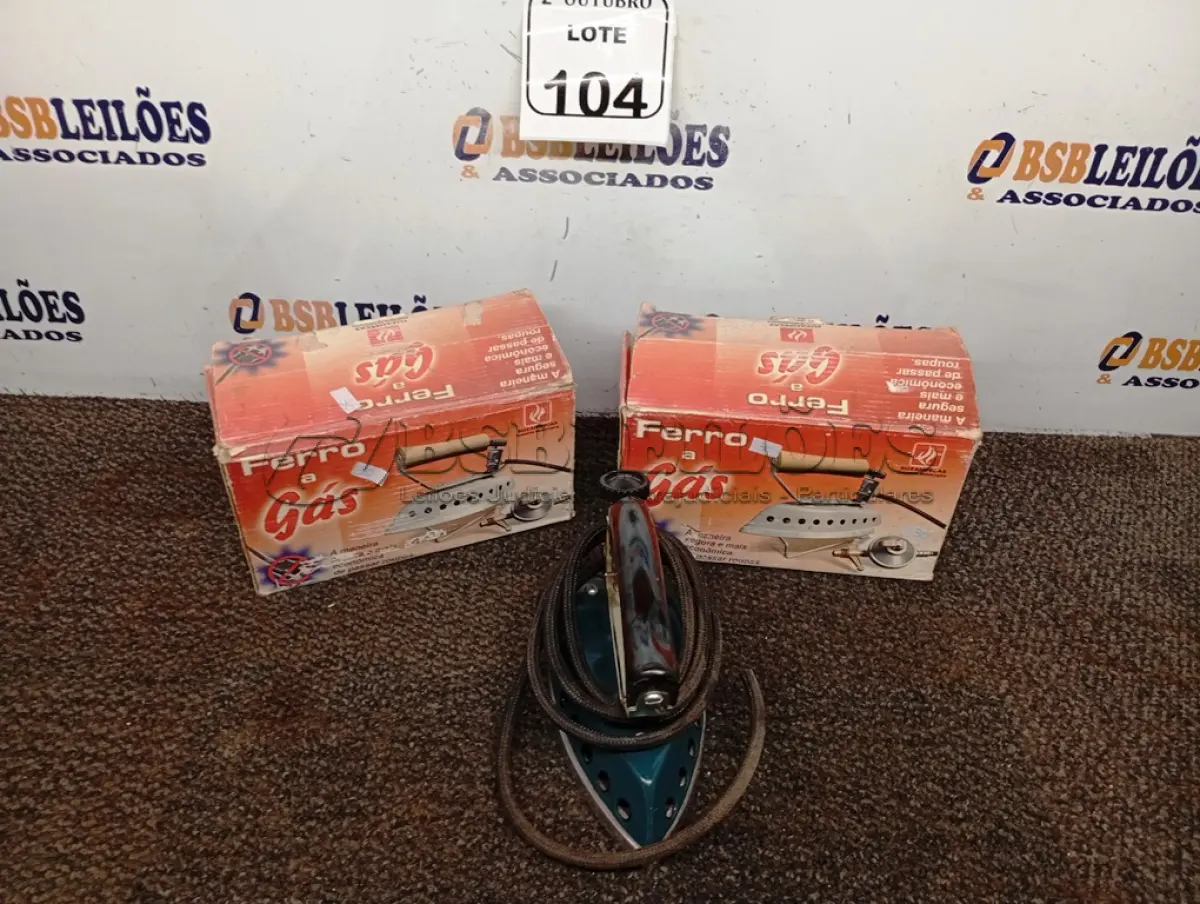 LOTE 104 - 02 FERROS DE PASSAR ROUPAS A GÁS. (NO ESTADO) ATENÇÃO! FAZER A VISITAÇÃO ANTES DE ARREMATAR, NÃO SABEMOS SE FUNCIONA. LEILÃO NÃO TEM GARANTIA E NEM DEVOLUÇÃO, SUJEITO A POSSÍVEIS AVARIAS VISÍVEIS/OCULTAS E/OU AUSÊNCIA DE COMPONENTES.