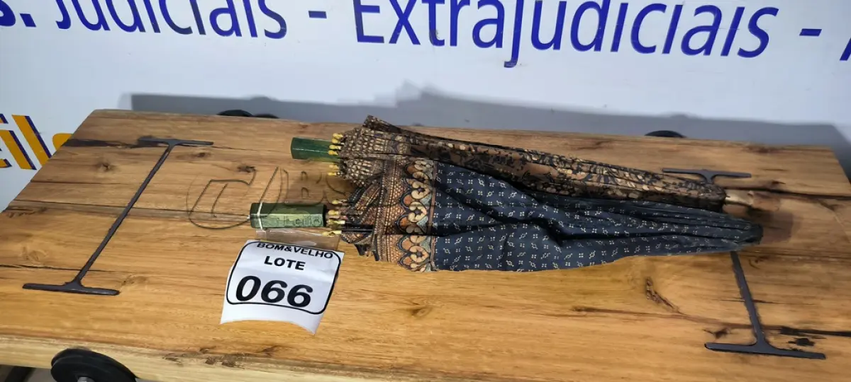 LOTE 066 - 01 SOMBRINHA DE MADEIRA ANTIGA. (NO ESTADO)