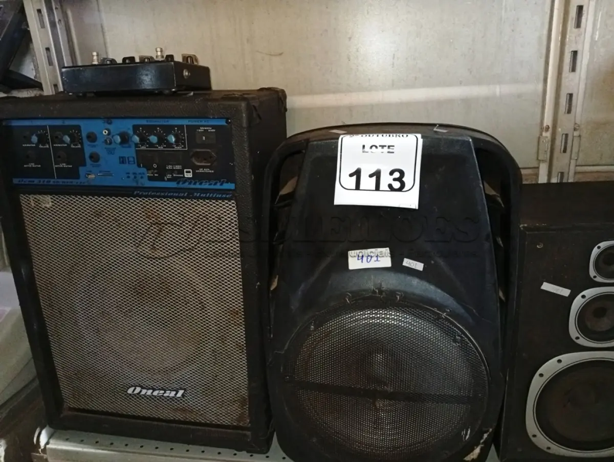 LOTE 113 - 03 CAIXAS DE SOM MARCAS E MODELOS DIVERSOS. (NO ESTADO) ATENÇÃO! FAZER A VISITAÇÃO ANTES DE ARREMATAR, NÃO SABEMOS SE FUNCIONA. LEILÃO NÃO TEM GARANTIA E NEM DEVOLUÇÃO, SUJEITO A POSSÍVEIS AVARIAS VISÍVEIS/OCULTAS E/OU AUSÊNCIA DE COMPONENTES.