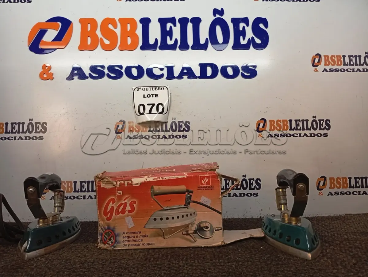 LOTE 070 - 03 FERROS DE PASSAR ROUPAS A GÁS. (NO ESTADO) ATENÇÃO! FAZER A VISITAÇÃO ANTES DE ARREMATAR, NÃO SABEMOS SE FUNCIONA. LEILÃO NÃO TEM GARANTIA E NEM DEVOLUÇÃO, SUJEITO A POSSÍVEIS AVARIAS VISÍVEIS/OCULTAS E/OU AUSÊNCIA DE COMPONENTES.
