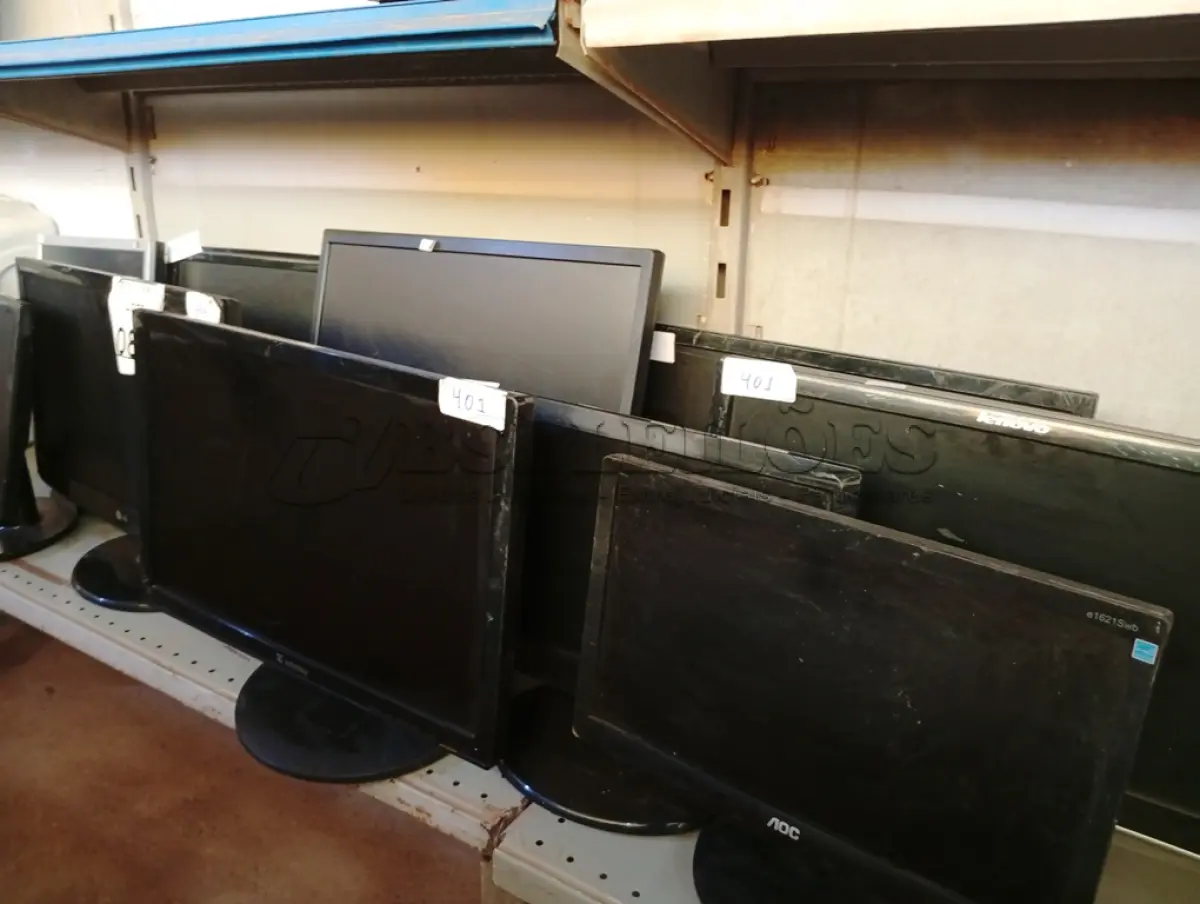 LOTE 085 - 10 MONITORES LCD MARCAS E MODELOS DIVERSOS. (NO ESTADO) ATENÇÃO! FAZER A VISITAÇÃO ANTES DE ARREMATAR, NÃO SABEMOS SE FUNCIONA. LEILÃO NÃO TEM GARANTIA E NEM DEVOLUÇÃO, SUJEITO A POSSÍVEIS AVARIAS VISÍVEIS/OCULTAS E/OU AUSÊNCIA DE COMPONENTES.