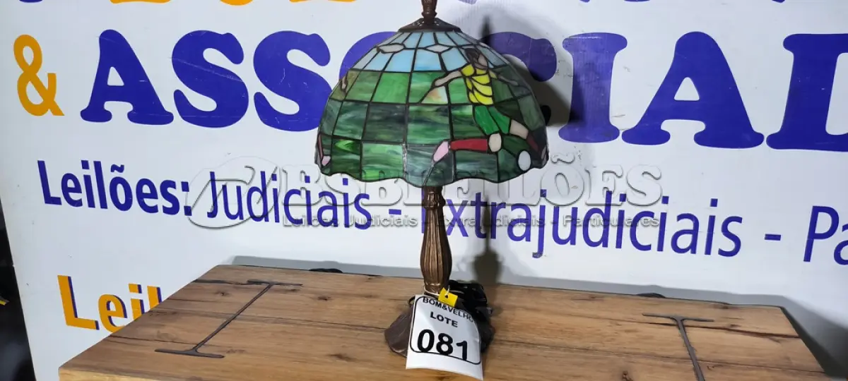LOTE 081 - 01 ABAJUR TIFANI FUTEBOL. (NO ESTADO)