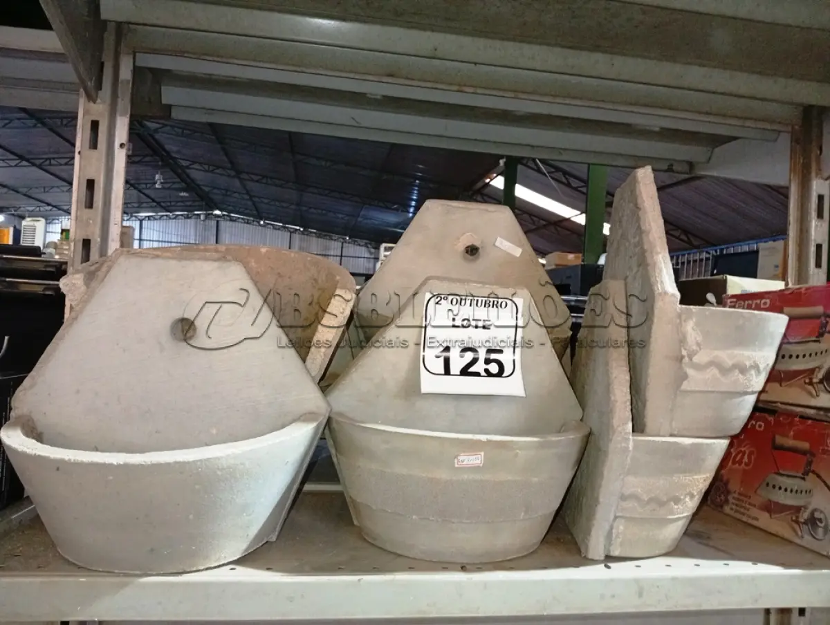 LOTE 125 - 07 SUPORTES EM CONCRETO PARA PLANTAS. (NO ESTADO) ATENÇÃO! FAZER A VISITAÇÃO ANTES DE ARREMATAR, NÃO SABEMOS SE FUNCIONA. LEILÃO NÃO TEM GARANTIA E NEM DEVOLUÇÃO, SUJEITO A POSSÍVEIS AVARIAS VISÍVEIS/OCULTAS E/OU AUSÊNCIA DE COMPONENTES.