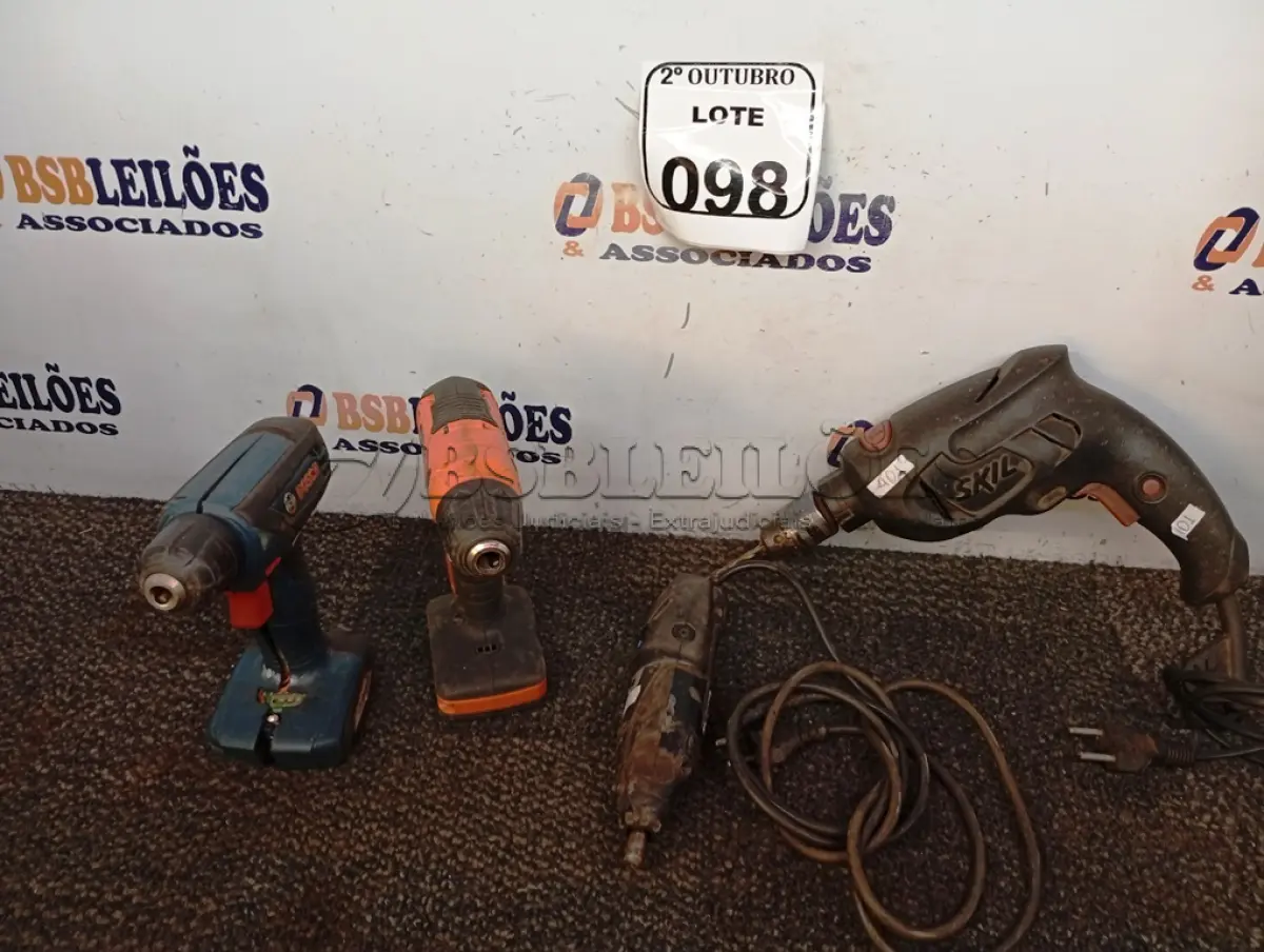 LOTE 098 - 01 FURADEIRA 02 PARAFUSADEIRAS E 01 DREMEL MARCAS E MODELOS DIVERSOS. (NO ESTADO) ATENÇÃO! FAZER A VISITAÇÃO ANTES DE ARREMATAR, NÃO SABEMOS SE FUNCIONA. LEILÃO NÃO TEM GARANTIA E NEM DEVOLUÇÃO, SUJEITO A POSSÍVEIS AVARIAS VISÍVEIS/OCULTAS E/OU AUSÊNCIA DE COMPONENTES.