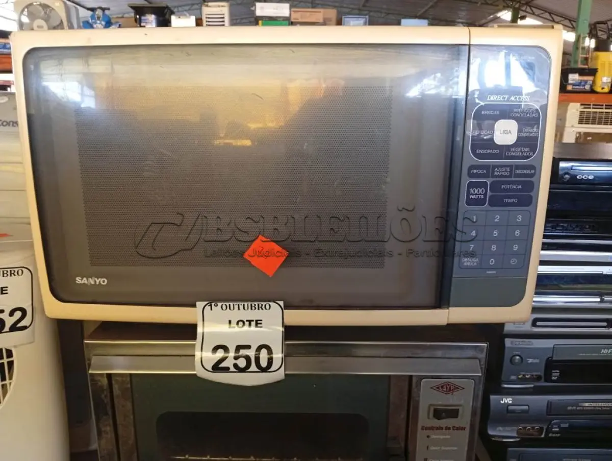 LOTE 250 - 01 MICRO-ONDA COM PRATO E 01 FORNO ELÉTRICO (NO ESTADO) ATENÇÃO! FAZER A VISITAÇÃO ANTES DE ARREMATAR, NÃO SABEMOS SE FUNCIONA. LEILÃO NÃO TEM GARANTIA E NEM DEVOLUÇÃO, SUJEITO A POSSÍVEIS AVARIAS VISÍVEIS/OCULTAS E/OU AUSÊNCIA DE COMPONENTES.
