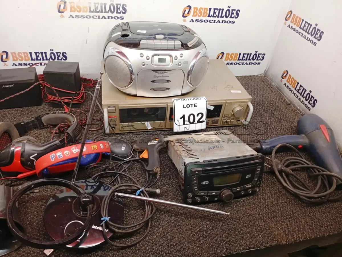 LOTE 102 - 01 TOCA-FITAS, 01 MICRO SYSTEM, 01 SOM AUTOMOTIVO E MATERIAIS DIVERSOS. (NO ESTADO) ATENÇÃO! FAZER A VISITAÇÃO ANTES DE ARREMATAR, NÃO SABEMOS SE FUNCIONA. LEILÃO NÃO TEM GARANTIA E NEM DEVOLUÇÃO, SUJEITO A POSSÍVEIS AVARIAS VISÍVEIS/OCULTAS E/OU AUSÊNCIA DE COMPONENTES.