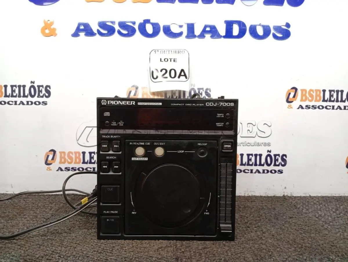 LOTE 020 - 01 CDJ PIONEER MODELO 700S 110V. (NO ESTADO) ATENÇÃO! FAZER A VISITAÇÃO ANTES DE ARREMATAR, NÃO SABEMOS SE FUNCIONA. LEILÃO NÃO TEM GARANTIA E NEM DEVOLUÇÃO, SUJEITO A POSSÍVEIS AVARIAS VISÍVEIS/OCULTAS E/OU AUSÊNCIA DE COMPONENTES.