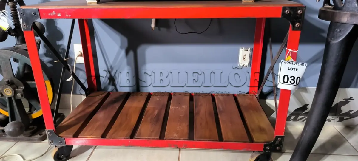 LOTE 030 - 01 APARADOR INDUSTRIAL VERMELHO. PEÇAS UPCYCLING - PRODUZIDA NO BOM E VELHO. (NO ESTADO)