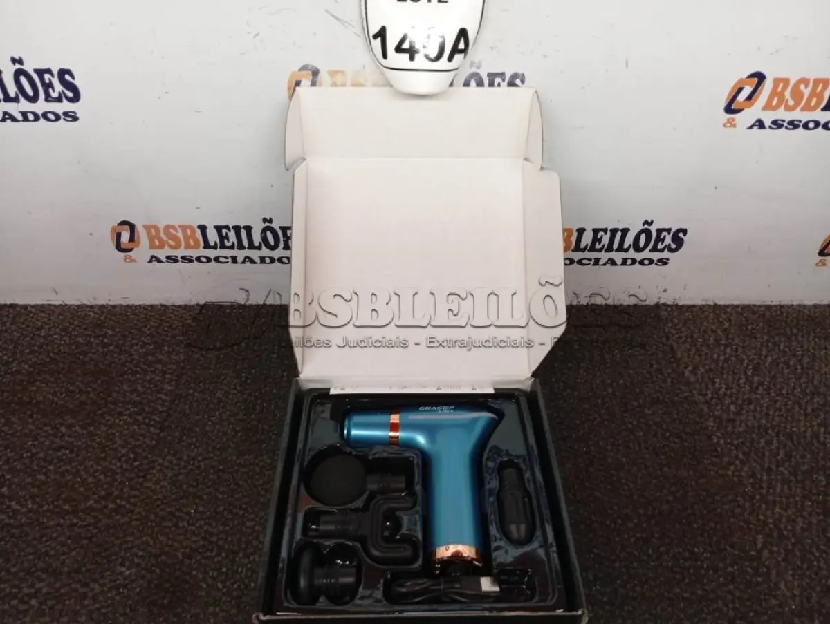 LOTE 140 - 01 MASSAGEADOR MUSCULAR COM CARREGADOR E ACESSÓRIOS MARCA GRASEP MODELO D-EM10. (NO ESTADO) ATENÇÃO! FAZER A VISITAÇÃO ANTES DE ARREMATAR, NÃO SABEMOS SE FUNCIONA. LEILÃO NÃO TEM GARANTIA E NEM DEVOLUÇÃO, SUJEITO A POSSÍVEIS AVARIAS VISÍVEIS/OCULTAS E/OU AUSÊNCIA DE COMPONENTES.