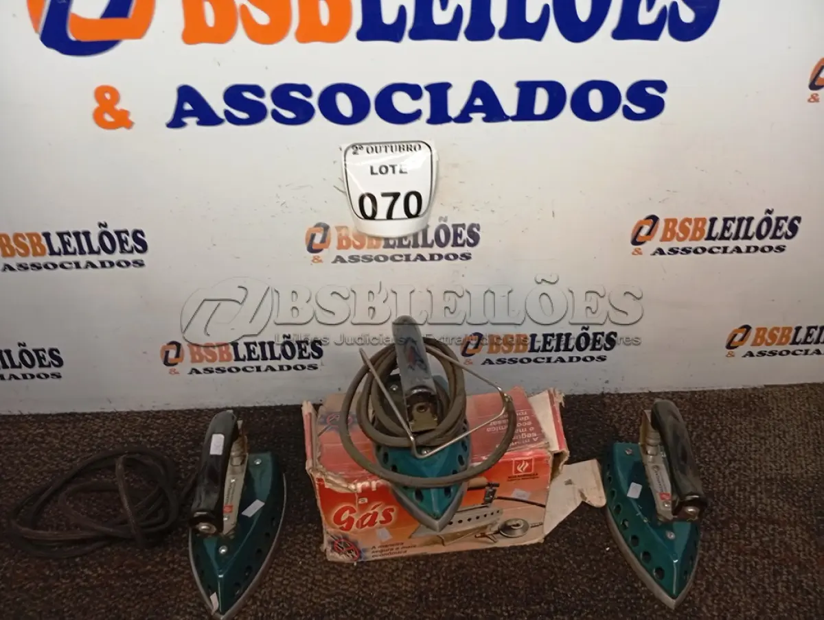 LOTE 070 - 03 FERROS DE PASSAR ROUPAS A GÁS. (NO ESTADO) ATENÇÃO! FAZER A VISITAÇÃO ANTES DE ARREMATAR, NÃO SABEMOS SE FUNCIONA. LEILÃO NÃO TEM GARANTIA E NEM DEVOLUÇÃO, SUJEITO A POSSÍVEIS AVARIAS VISÍVEIS/OCULTAS E/OU AUSÊNCIA DE COMPONENTES.
