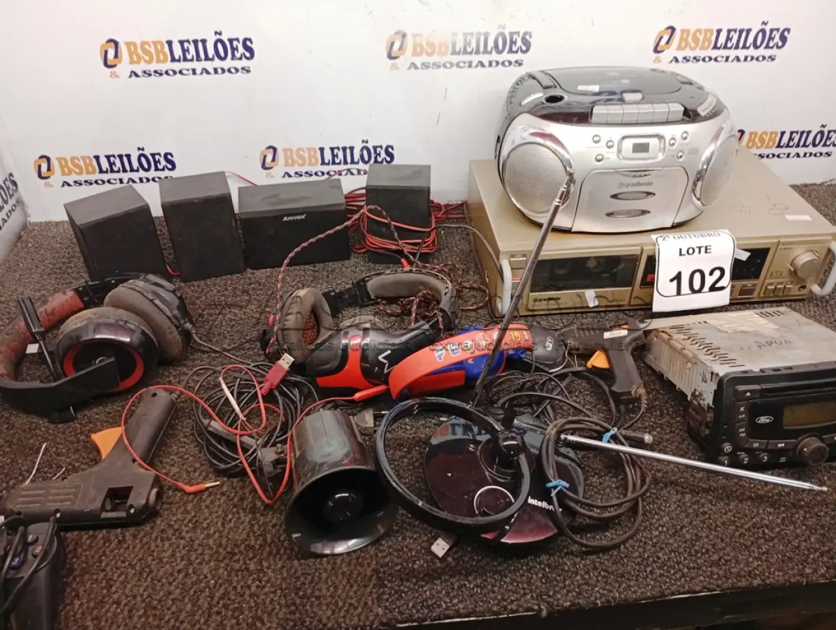 LOTE 102 - 01 TOCA-FITAS, 01 MICRO SYSTEM, 01 SOM AUTOMOTIVO E MATERIAIS DIVERSOS. (NO ESTADO) ATENÇÃO! FAZER A VISITAÇÃO ANTES DE ARREMATAR, NÃO SABEMOS SE FUNCIONA. LEILÃO NÃO TEM GARANTIA E NEM DEVOLUÇÃO, SUJEITO A POSSÍVEIS AVARIAS VISÍVEIS/OCULTAS E/OU AUSÊNCIA DE COMPONENTES.