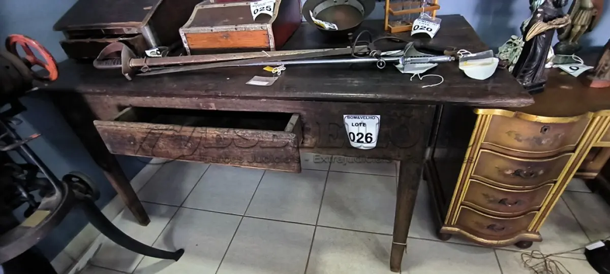 LOTE 026 - 01 MESA DE FAZENDA. (NO ESTADO)