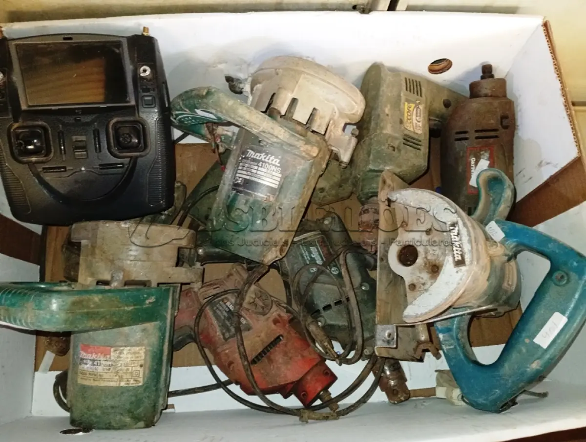 LOTE 089 - 01 LOTE COM DIVERSAS PARAFUSADEIRAS E MAKITA PARA   RETIRADA DE PEÇAS. (NO ESTADO) ATENÇÃO! FAZER A VISITAÇÃO ANTES DE ARREMATAR, NÃO SABEMOS SE FUNCIONA. LEILÃO NÃO TEM GARANTIA E NEM DEVOLUÇÃO, SUJEITO A POSSÍVEIS AVARIAS VISÍVEIS/OCULTAS E/OU AUSÊNCIA DE COMPONENTES.