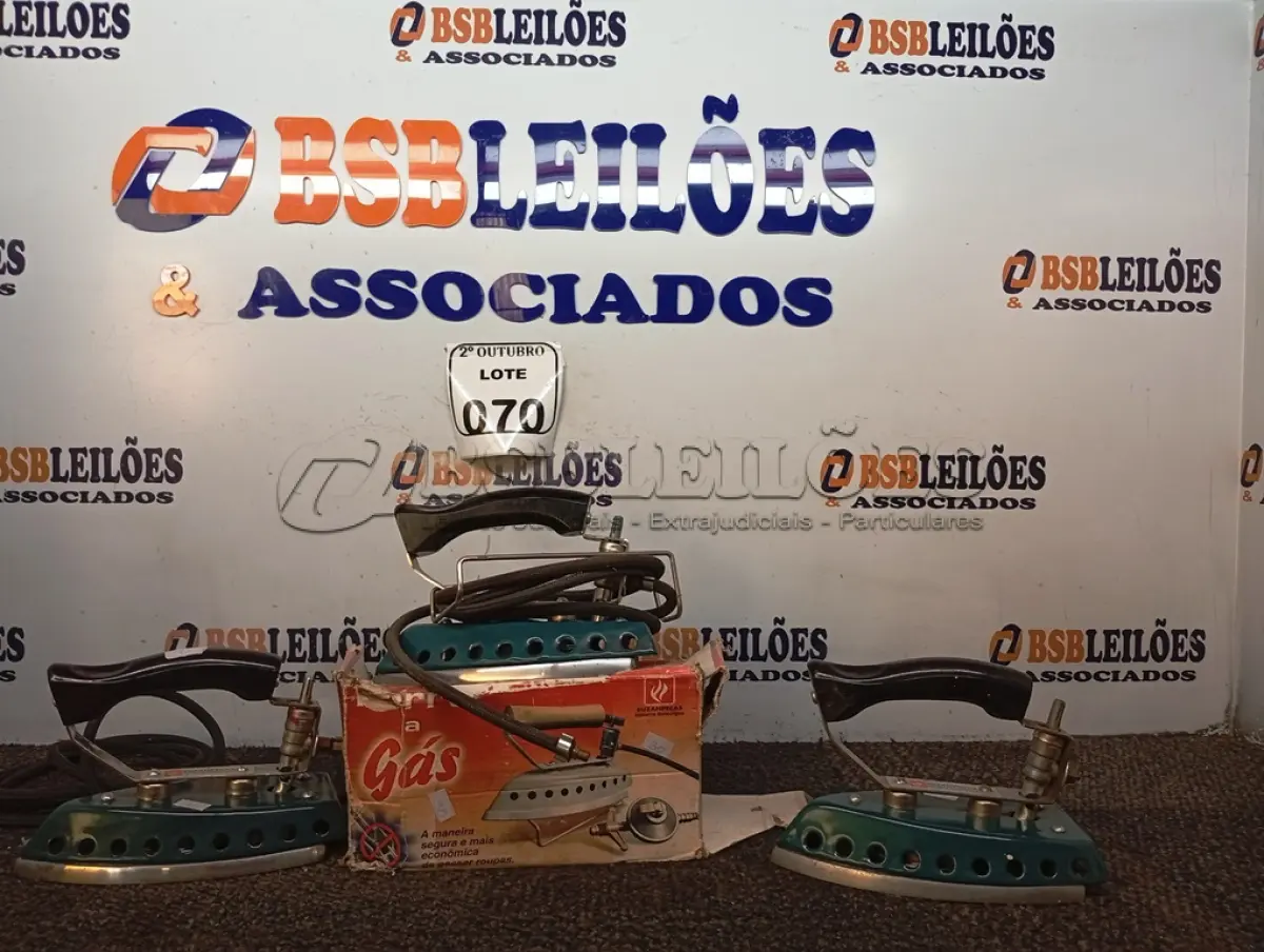 LOTE 070 - 03 FERROS DE PASSAR ROUPAS A GÁS. (NO ESTADO) ATENÇÃO! FAZER A VISITAÇÃO ANTES DE ARREMATAR, NÃO SABEMOS SE FUNCIONA. LEILÃO NÃO TEM GARANTIA E NEM DEVOLUÇÃO, SUJEITO A POSSÍVEIS AVARIAS VISÍVEIS/OCULTAS E/OU AUSÊNCIA DE COMPONENTES.