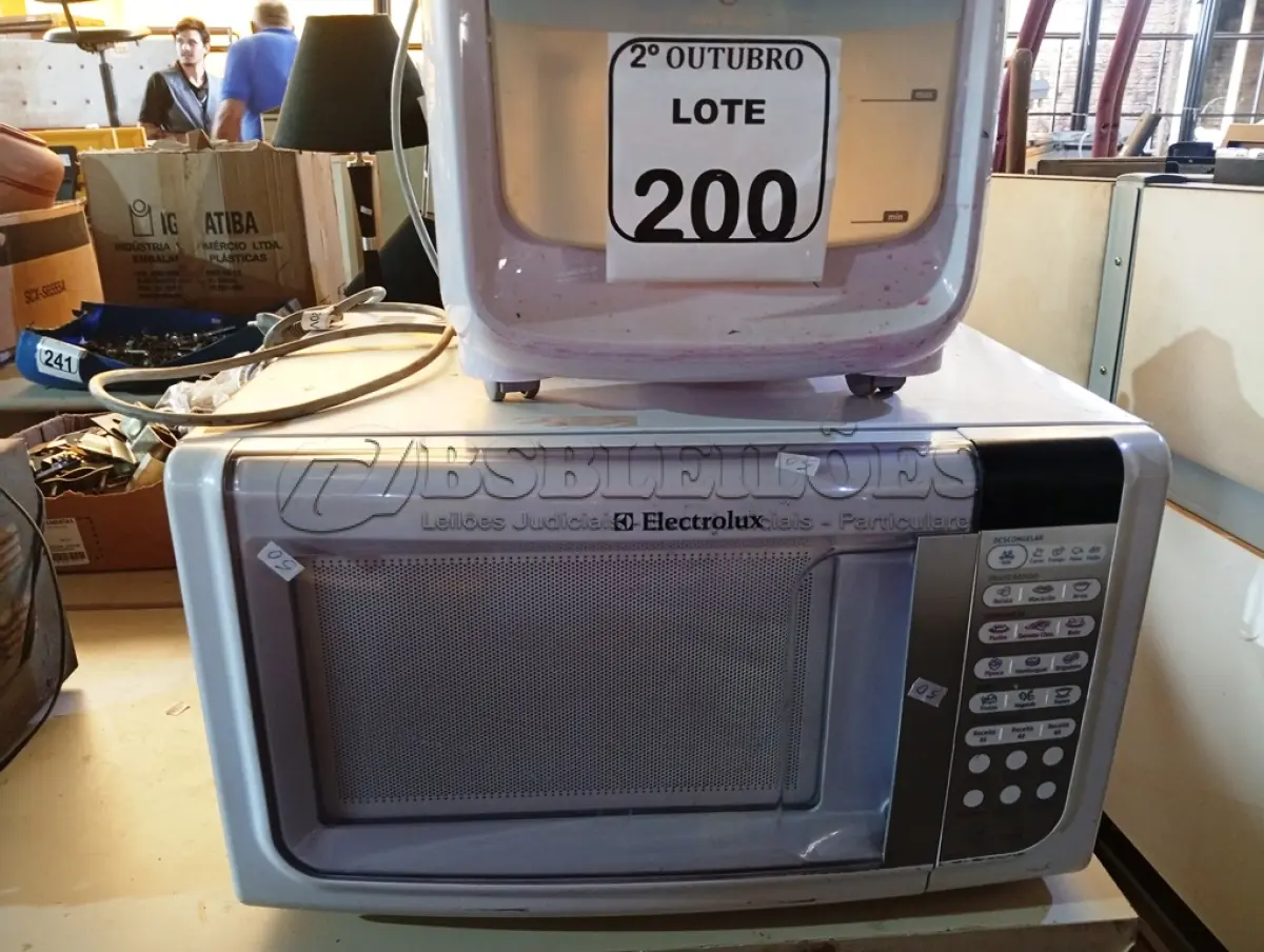 LOTE 200 - 01 UMIDIFICADOR E 01 MICRO-ONDAS SEMA PRATO MARCA ELETROLUX. (NO ESTADO) ATENÇÃO! FAZER A VISITAÇÃO ANTES DE ARREMATAR, NÃO SABEMOS SE FUNCIONA. LEILÃO NÃO TEM GARANTIA E NEM DEVOLUÇÃO, SUJEITO A POSSÍVEIS AVARIAS VISÍVEIS/OCULTAS E/OU AUSÊNCIA DE COMPONENTES.