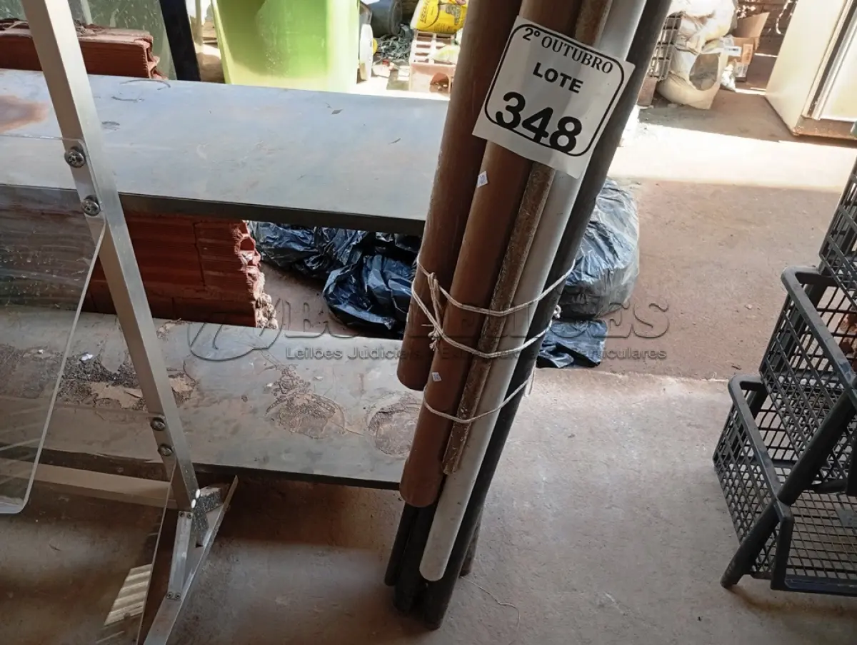 LOTE 348 - 03 TUBOS DE FERRO E DIVERSOS CANOS DE PLÁSTICO. (NO ESTADO) ATENÇÃO! FAZER A VISITAÇÃO ANTES DE ARREMATAR, NÃO SABEMOS SE FUNCIONA. LEILÃO NÃO TEM GARANTIA E NEM DEVOLUÇÃO, SUJEITO A POSSÍVEIS AVARIAS VISÍVEIS/OCULTAS E/OU AUSÊNCIA DE COMPONENTES.