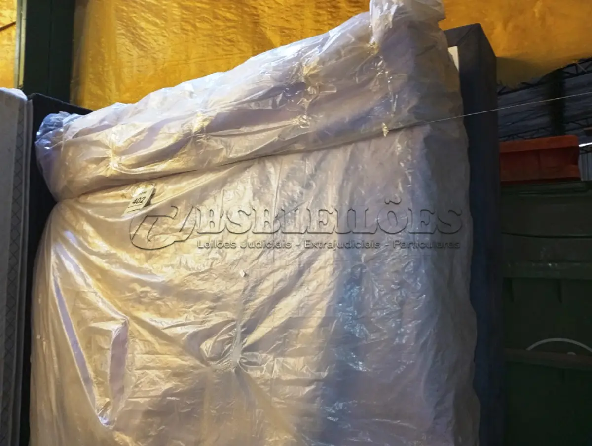 LOTE 402 - 01 CAMA BOX DE CASAL. (NO ESTADO) ATENÇÃO! FAZER A VISITAÇÃO ANTES DE ARREMATAR, NÃO SABEMOS SE FUNCIONA. LEILÃO NÃO TEM GARANTIA E NEM DEVOLUÇÃO, SUJEITO A POSSÍVEIS AVARIAS VISÍVEIS/OCULTAS E/OU AUSÊNCIA DE COMPONENTES.