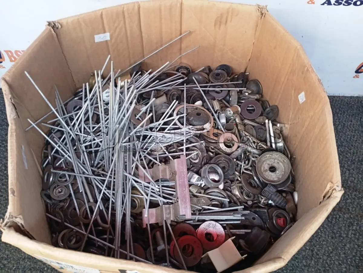 LOTE 186 - 01 LOTE C GRANDE QUANTIDADE DE ARROELAS DE FERRO E MATERIAIS DIVERSOS. (NO ESTADO) ATENÇÃO! FAZER A VISITAÇÃO ANTES DE ARREMATAR, NÃO SABEMOS SE FUNCIONA. LEILÃO NÃO TEM GARANTIA E NEM DEVOLUÇÃO, SUJEITO A POSSÍVEIS AVARIAS VISÍVEIS/OCULTAS E/OU AUSÊNCIA DE COMPONENTES.