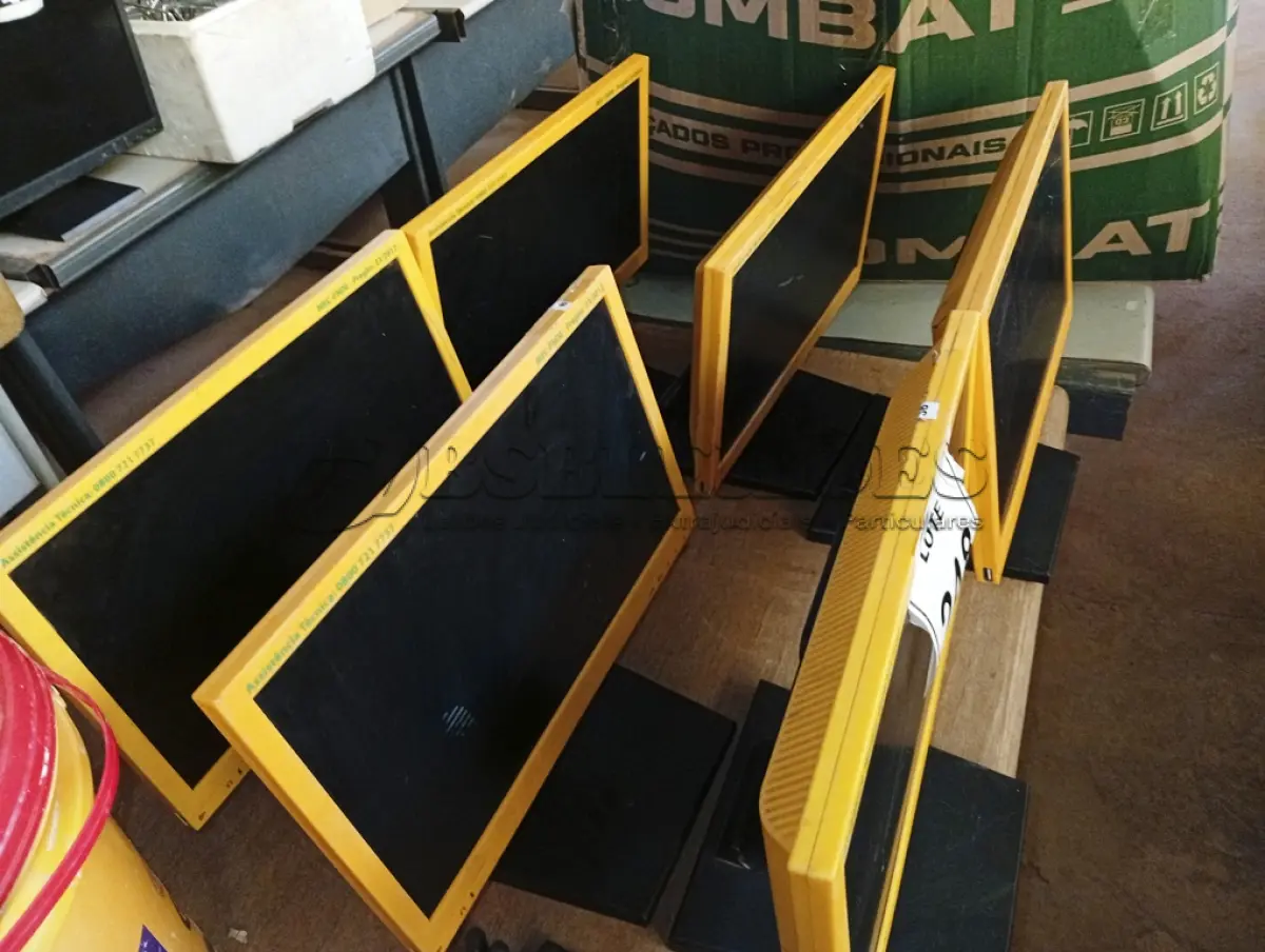 LOTE 248 - 06 MONITORES LCD MARCA CCE PARA RETIRADA DE PEÇAS. (NO ESTADO) ATENÇÃO! FAZER A VISITAÇÃO ANTES DE ARREMATAR, NÃO SABEMOS SE FUNCIONA. LEILÃO NÃO TEM GARANTIA E NEM DEVOLUÇÃO, SUJEITO A POSSÍVEIS AVARIAS VISÍVEIS/OCULTAS E/OU AUSÊNCIA DE COMPONENTES.