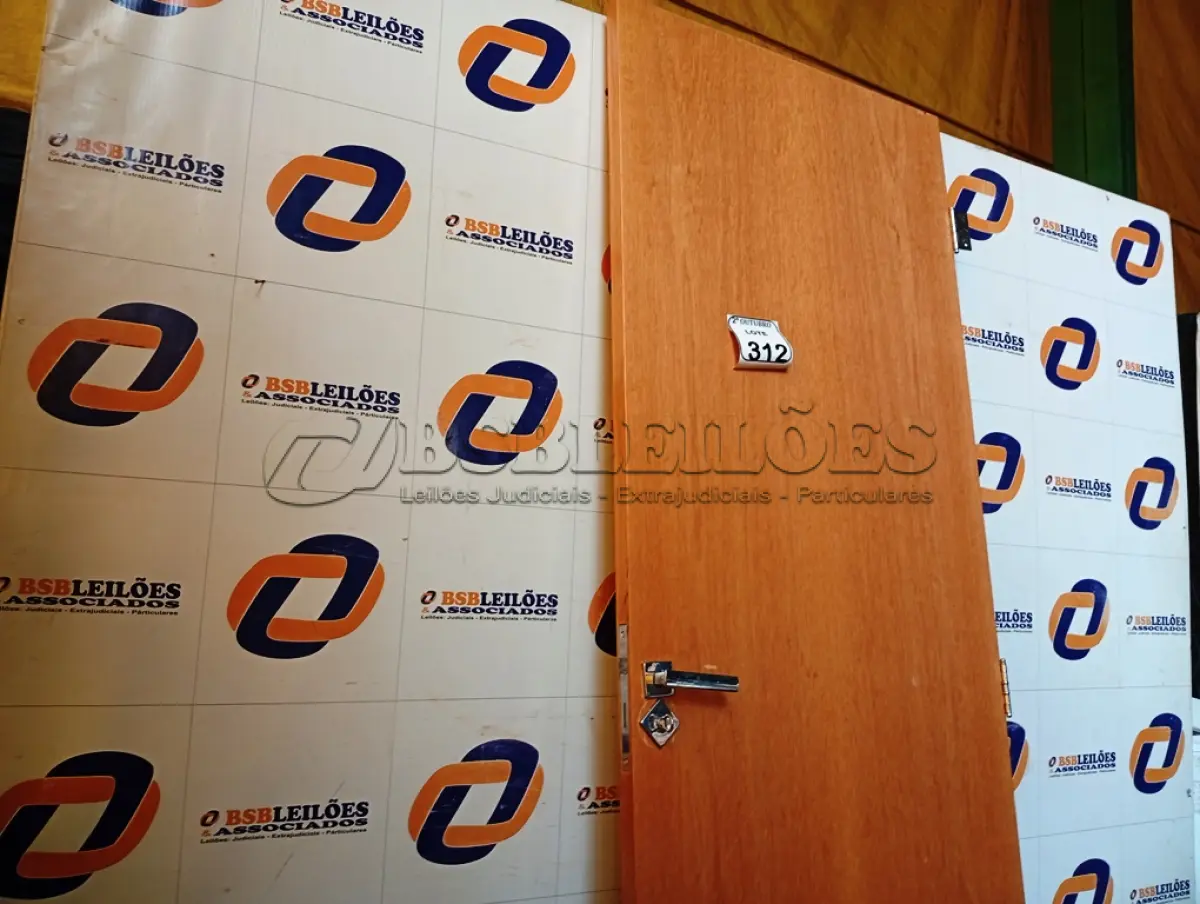 LOTE 312 - 01 PORTA EM MADEIRA COM FECHADURA 70X2,10. (NO ESTADO) ATENÇÃO! FAZER A VISITAÇÃO ANTES DE ARREMATAR, NÃO SABEMOS SE FUNCIONA. LEILÃO NÃO TEM GARANTIA E NEM DEVOLUÇÃO, SUJEITO A POSSÍVEIS AVARIAS VISÍVEIS/OCULTAS E/OU AUSÊNCIA DE COMPONENTES.